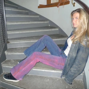 Färgglada bootcut jeans - Bootcutjeans med rosa detaljer. Skitsnygga och coola. Mer info på rogue uf på Instagram.