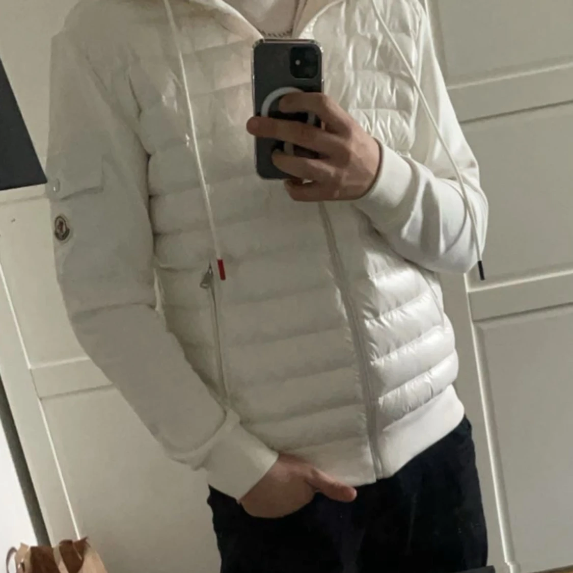 Vit pufferjacka med huva från Moncler - 1