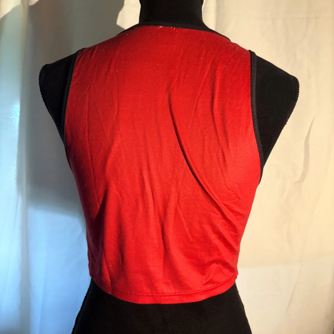 Röd croppad linnetopp med tryck - 1