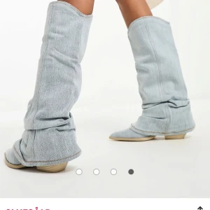 Ljusblå jeansstövlar från berskha - Ljusblå jeans stövlar som är slutsålda på berskha. Knappt använda storlek 38