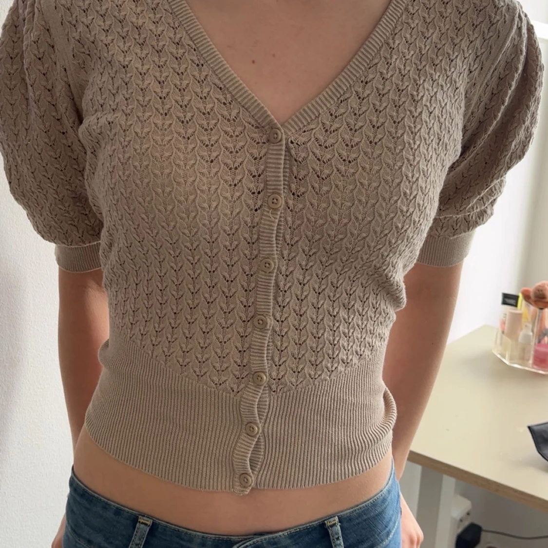 Beige kortärmad kofta med spetsmönster