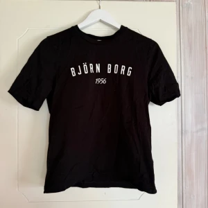 🖤Svart t-shirt Björn Borg🖤 - Svart t-shirt från Björn Borg, endast använd 1 gång under en väldigt kort stund. Stl S