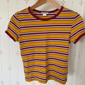 Monki shirt Size XS - Söt randig skjorta från Monki, storlek XS.
