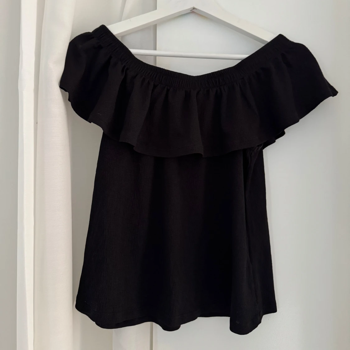 Svart offshoulder topp med volang från Gina Tricot - 3