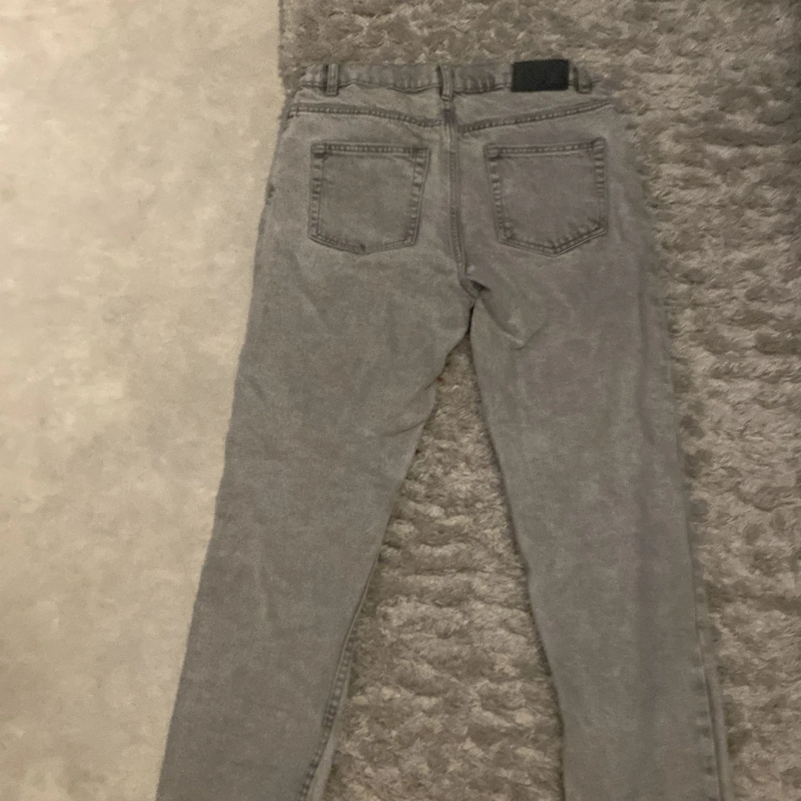 Grå jeansbyxor från Grunt köpt för 800kr - 1