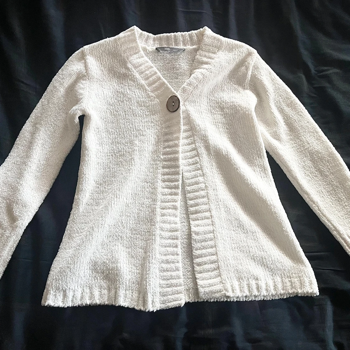 Vit stickad kofta från Kids by Lindex