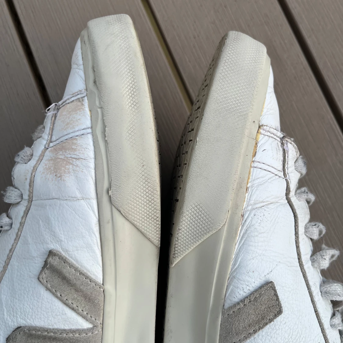 Vita sneakers från Veja med beiga detaljer - 4
