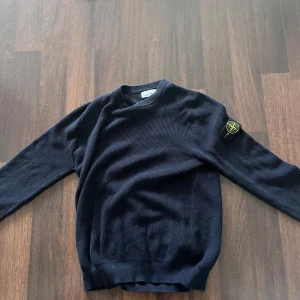 Stone Island Sweater - Använd ett par gånger. Tröjan är stickad och är storlek M. Vid fler frågor är det bara att slå ett pling i DM😊