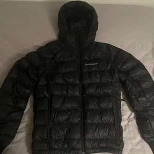 Peak performance jacka  - Säljer min peak jacka då den är för liten. Storleken är S och personen på bilden är 188 cm