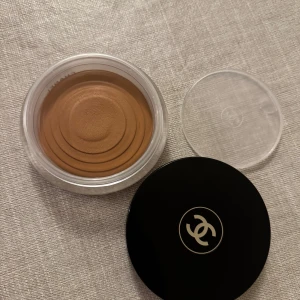 Chanel gelkräm bronzer Soleil Tan Bronze - Chanel gelkräm bronzer i nyansen Soleil Tan Bronze. Nypris 649kr, den är endast testad och har tyvärr lastat förpackningen, men en Chanel påse tillkommer istället. Färgen passade tyvärr inte mig då jag beställde den spontant, slutsåld just nu på hemsidan.