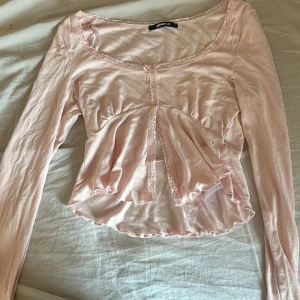 Långärmad ljusrosa topp - Denna är från Gina Tricot och är i storlek XS och är sann i storleken. Ändå ganska tunn, men är inte genomskinlig över huvudtaget. Har fått många komplimanger när jag haft på mig denna tröja. Jag säljer den för att jag inte använder den längre och behöver bli av med kläder.