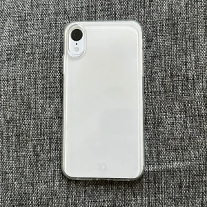 Transparent mobilskal för iPhone XR - Säljer ett genomskinligt mobilskal i mjuk plast som passar till iPhone XR. Perfekt för dig som vill skydda mobilen utan att dölja dess design. Skalets tunna och flexibla material gör det smidigt att ta av och på. Knappt använd!