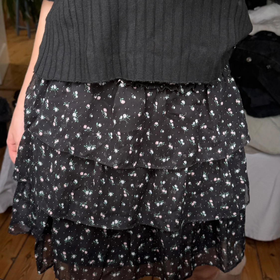 Svart blommig volangkjol - 2