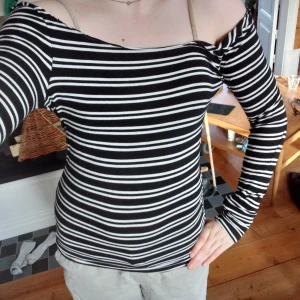 randig tröja - svart och vit randig tröja med stor urrigning^^