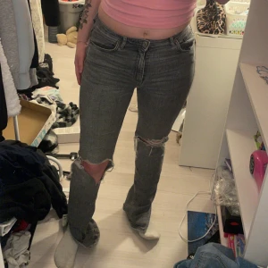 Grå jeansbyxor från Zara - Säljer ett par grå jeans från Zara med normal passform och hög midja. Säljer för de e för små för mig:( Skriv vid minsta intresse och fundering!💞