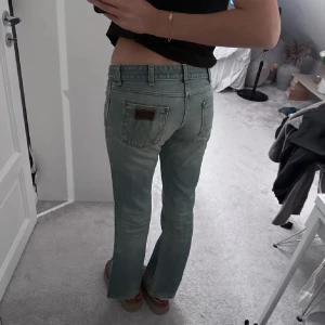 Wrangler jeans - Jätte fina blå jeans som inte kommer till användning längre (lånade bilder)