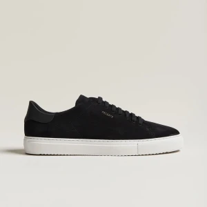 Clean 90 Suede Sneaker Black - Storlek: 42 Nypris: ca 2500 kr  Säljer ett par stilrena Axel Arigato Clean 90 i svart mocka – klassiska sneakers med premiumkänsla rakt igenom. Skorna är knappt använda och därför är i ett fint skick: ovandelen i mocka är hel och fräsch, sulorna visar nån få repa. Innersulan är ren och komforten är fortfarande på topp.  Skick: 	•	Nästan som nyskick 	•	Klassiska skor för ett bra pris 	•	Skokartong medföljer  