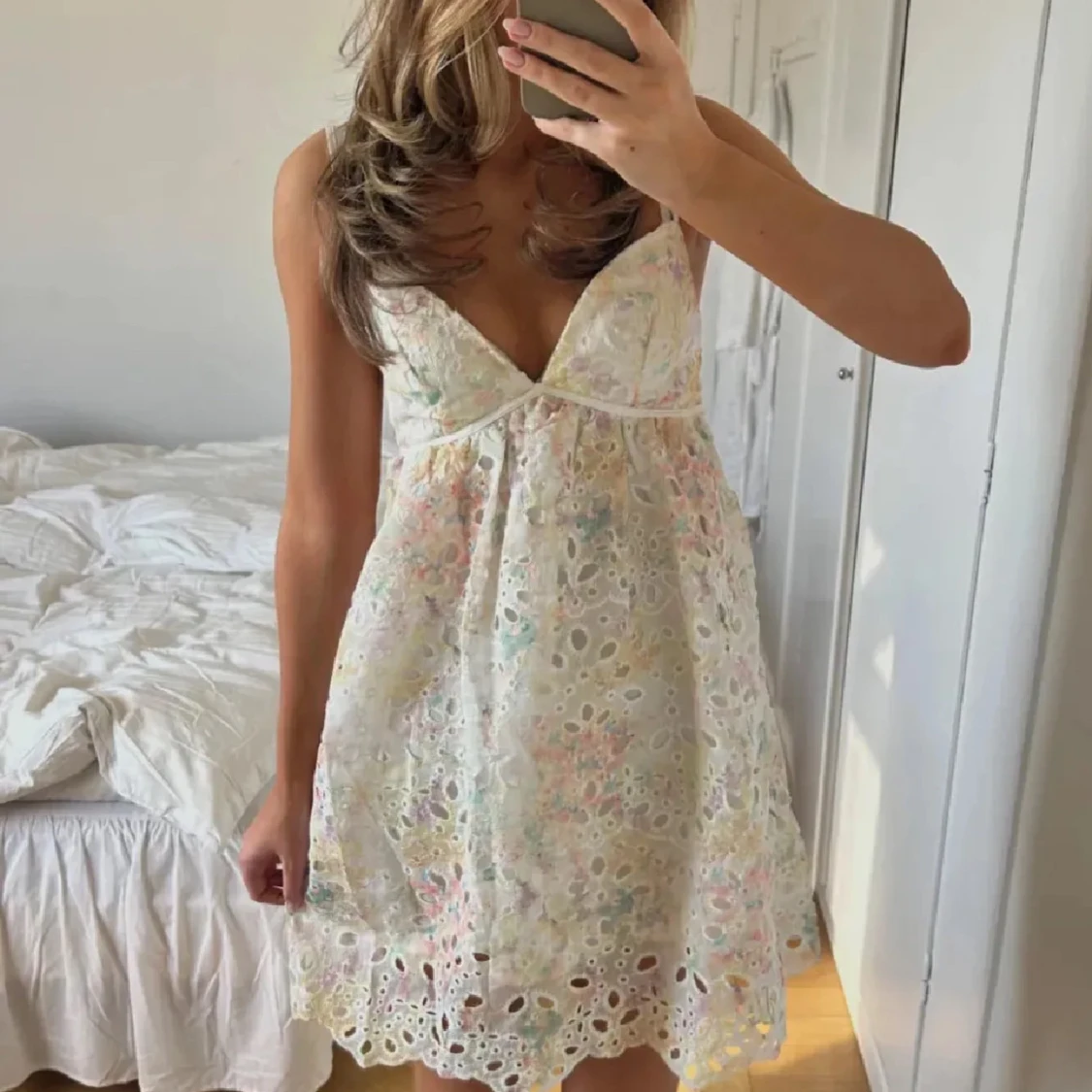 Söker Vit spetsklänning med blommigt mönster