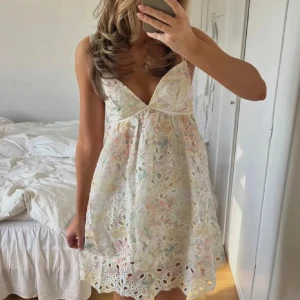 Söker Vit spetsklänning med blommigt mönster - Vet inte riktigt vilken storlek ja ska ha men har typ xs/36 på allt kontakta gärna mej om ni har klänningen kan köpa för dyrare också!💞