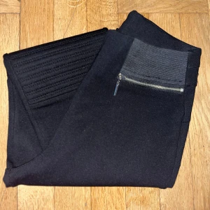 Svarta leggings med dragkedjor  - Snygga stretchiga svarta leggings från ZARA med två silvriga dragkedjor framtill och ribbade partier vid fickorna och knäna! HELT NYA! 😍