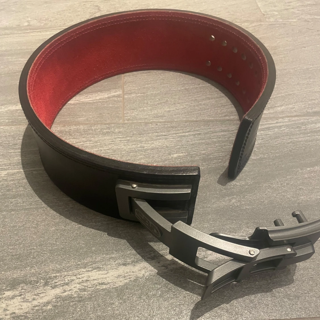 Svart träningsbälte med röd insida från SBD - 1