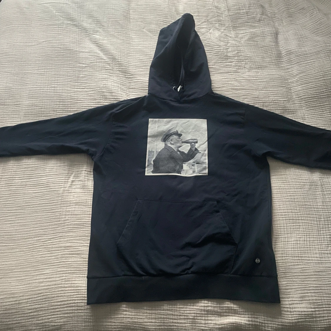 Svart hoodie med tryck från Emn - 1