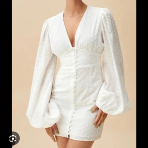 Vit klänning  - Superfin vit klänning från adoore, säljer då den är för liten för mig. Endast använd en gång, pris kan diskuteras💕✨