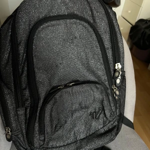 Glittrig Varsity Ryggsäck  - Bra skick