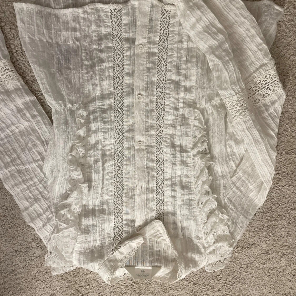 Vit blus med spets och volang - 1