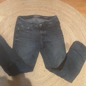 Mörkblå jeansbyxor från Dresman  - Snygga mörkblå jeans från Dresman med klassisk femficksdesign och knappgylf. Jeansen har raka ben och normal passform, perfekta till vardags. Tidlös modell som passar till det mesta.