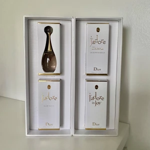 J'adore La Collection från Dior - Lyxig presentask med 4 olika parfymer från Dior J'adore-serien. 5ml/styck.