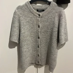 Gina tröja  - Säljer denna då den inte kommer till använd. Jätte fin att bara ha knäppt eller också ha ett linne under 🩷perfekt för en lite kyligare sommarkväll 