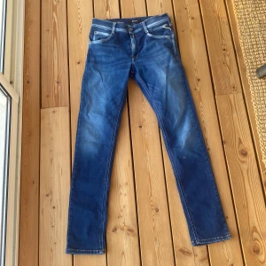 Replay - Säljer ett par Replay jeans, hyperflex, knappt använda, storlek W29 L30.  Bra skick nypris 800kr tveka inte att höra av dig! Skickar snabbt! 