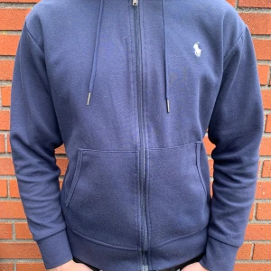 Ralph Lauren zip hoodie - Säljer en marinblå zip hoodie från Ralph Lauren.  Den är i bra skick och är storlek S. RPS