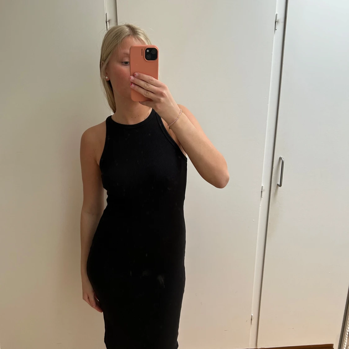 Svart ribbad midiklänning