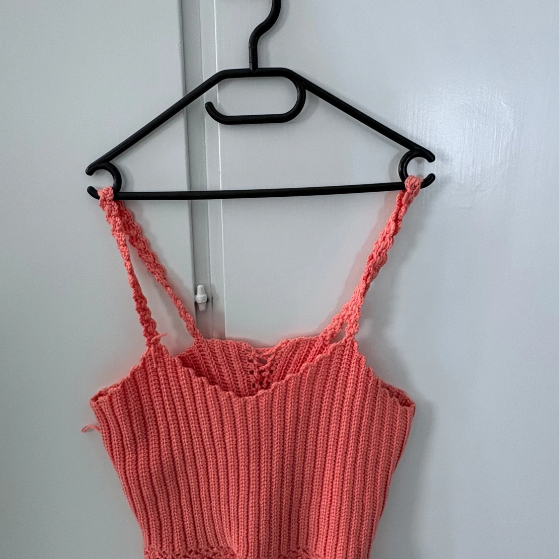 Rosa stickad croppad linnetopp