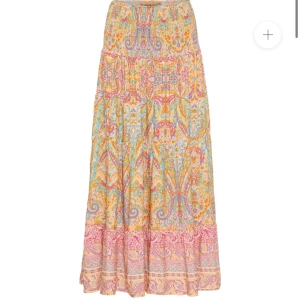 Färgglad mönstrad långkjol - Säljer en färgglad långkjol som nästan är helt oanvänd. 