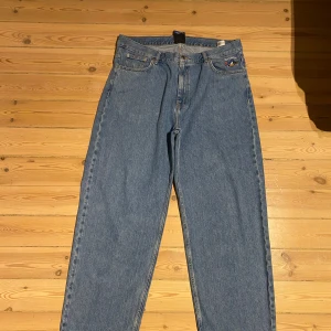 baggy jeans från cavacompany - Klassiska blå jeansbyxor med baggy passform av Cava company från JunkYard. Används ett par gånger och säljer nu för att de inte används. Perfekta för dig som gillar en avslappnad och tidlös stil.