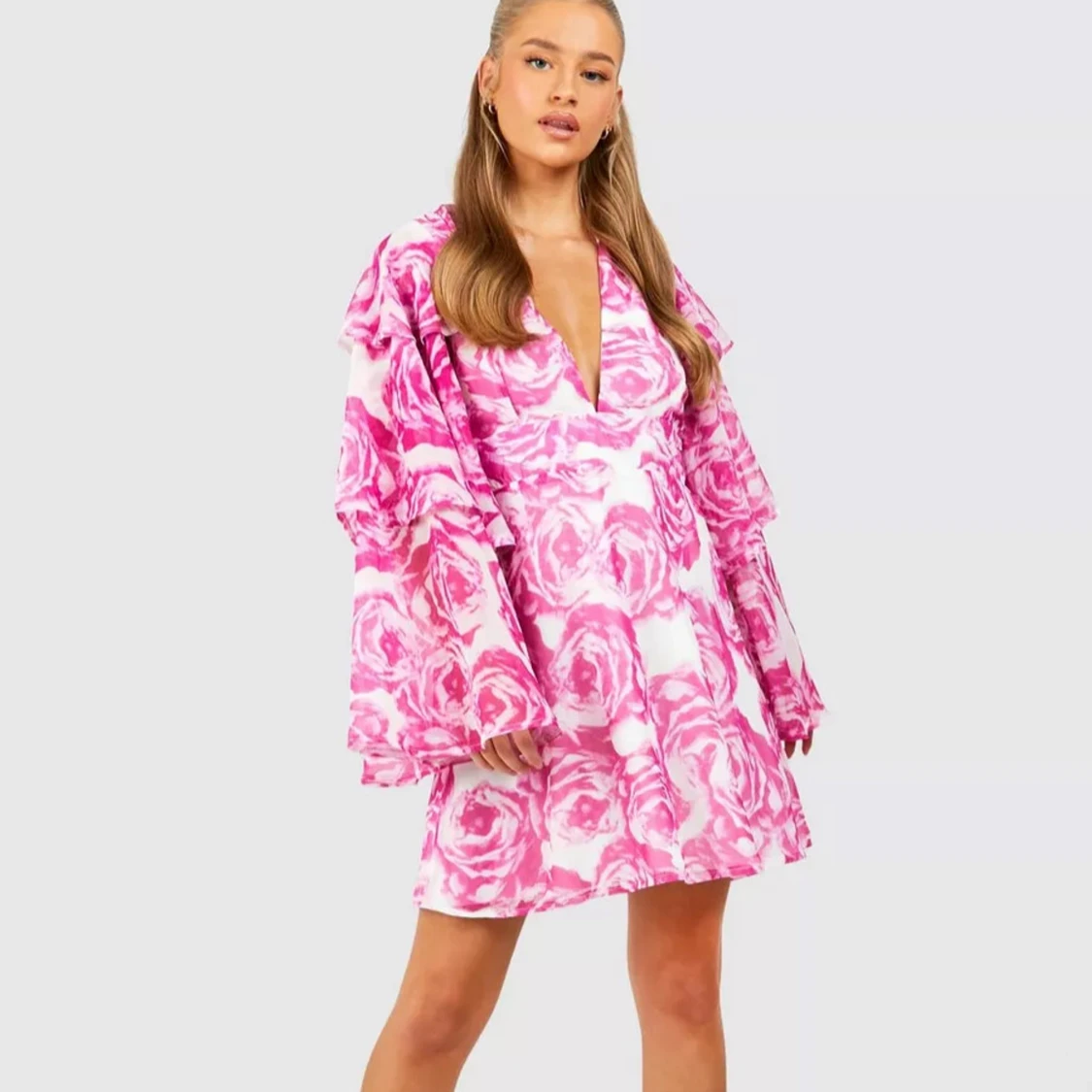 Rosa och vit blommig klänning vida ärmar boohoo