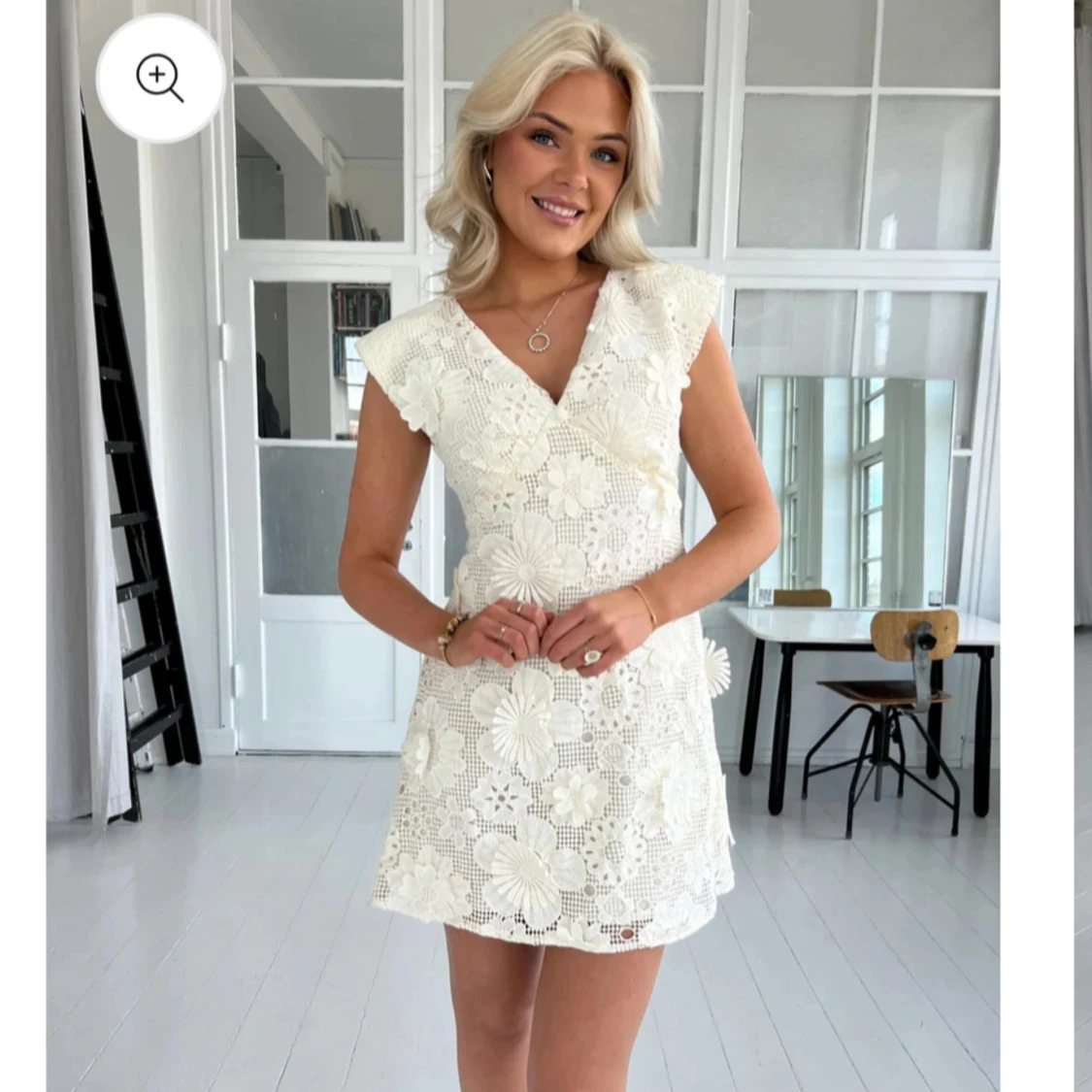 Studentklänning- vit spetsklänning med blommigt mönster