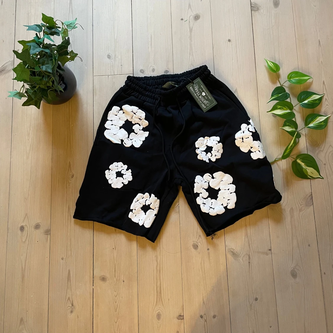 Grå shorts med vita blommor - 2
