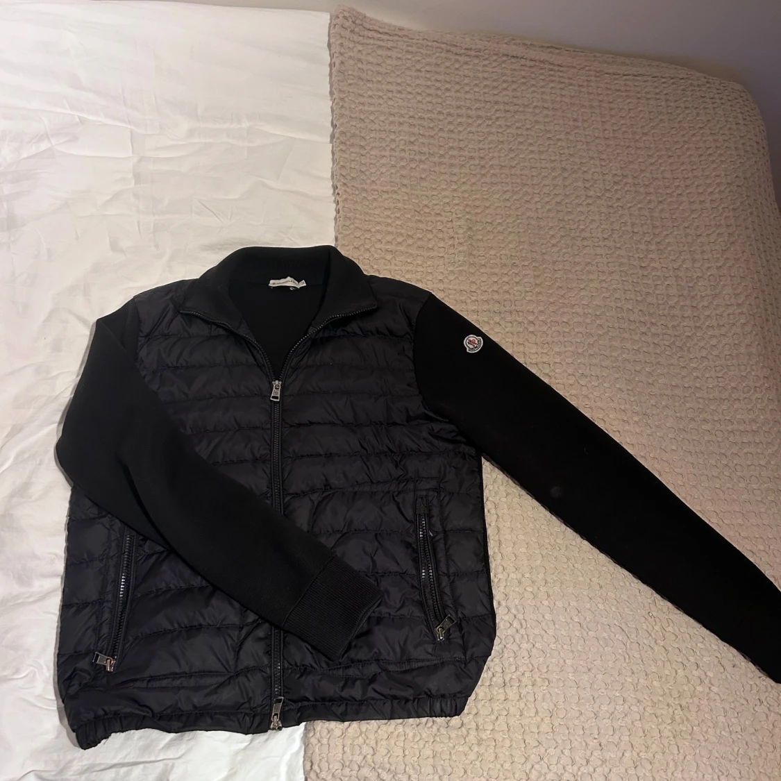 Svart cardigan jacka från Moncler