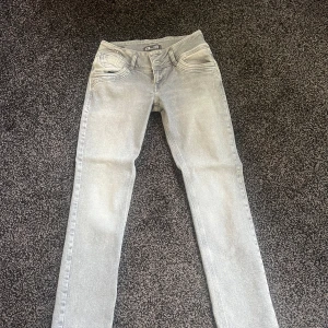 Ljusgrå jeans från LTB - Säljer ett par ljusgrå jeans från LTB i modellen Jonquil. 🌸Normal passform och raka ben, mid rise/lågmidjade. Strl 27/30🥰