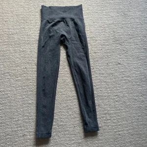 Gråa tränignstights med scrunch  - Gråa träningstights med scrunch, använda 2 gånger så i jättefint skick!!🩷🫶🏼