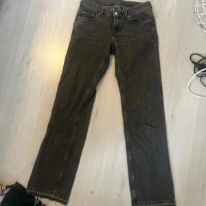  Weekday jeans Arrow  - Säljer ett par svarta/mörkgrå jeansbyxor från Weekday, modell Arrow. Byxorna har raka ben och låg midja. Köpte för ca 3 år sedan men knappt använt, har sprättat upp sömmen längst nere på benen för att de skulle bli lite längre