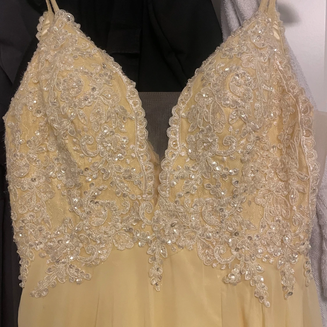 Gul långklänning med spets och pärlor - 2