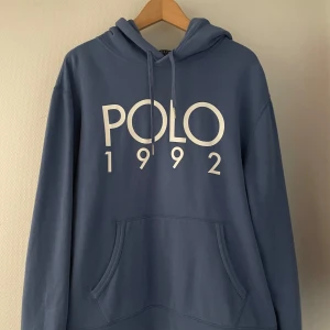 Blå hoodie från Polo Ralph Lauren - Säljer en blå hoodie från Polo Ralph Lauren. Perfekt för en avslappnad och stilren look. Den är i använt skick men är ändå ganska fin. Pris går diskuteras vid snabb affär!