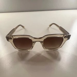 Chimi 04 Ecru - Snygga solglasögon från Chimi i modellen 04 Ecru! De är knappt använda så fortfarande i nyskick! Nypris: 1 400kr