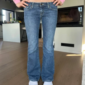 Lågmidjade jeans - Skit snygga Lågmidjade jeans! Köpta på vintage and friends för 900kr☺️storlek 6 (jag är 173 lång för referens) 