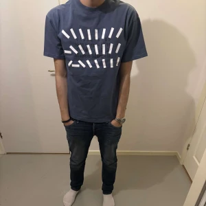  Maison Margiela  - Maison margiela T-shirt med lite oversized passform med klassiskt siffror-tryck och vita stygnen i nacken. Väldigt bra skick, knappt använd.